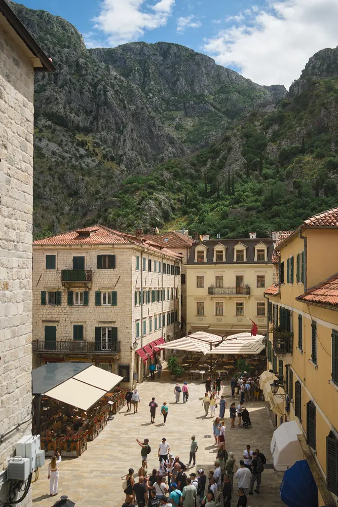 2026-06-12_kotor_square-with-market-stalls_dsc05947.jpg
