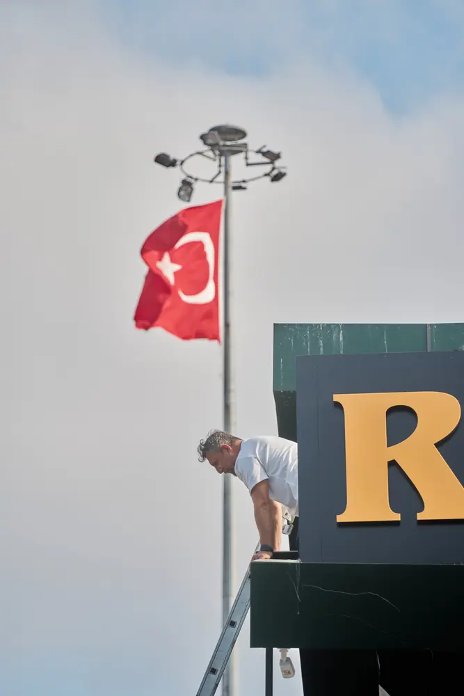 2026-06-06_istanbul_turkish-flag-above-sign_dsc02590.jpg