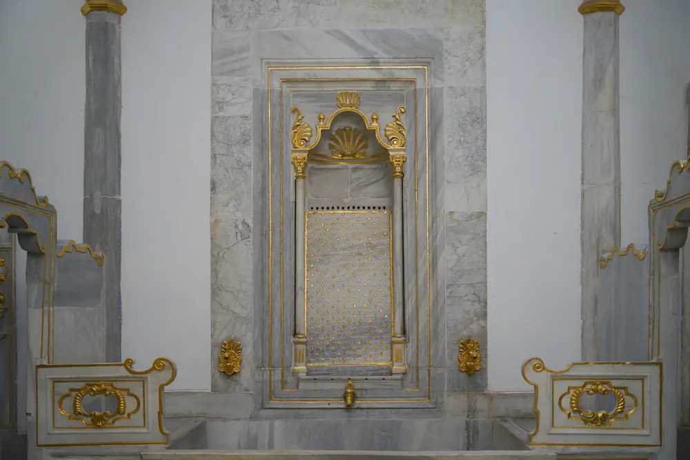 2026-06-07_istanbul_gilded-marble-niche_dsc03702.jpg