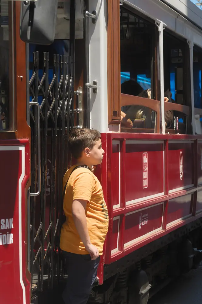 2026-06-06_istanbul_child-beside-red-tram_dsc02907.jpg