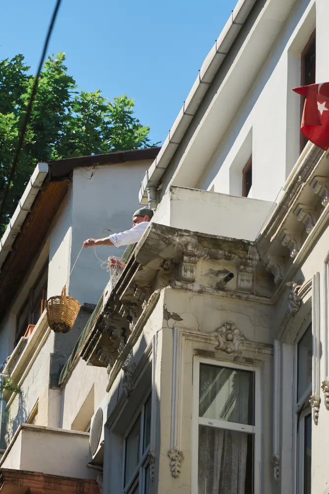 2026-06-07_istanbul_balcony-with-turkish-flag_dsc03997.jpg