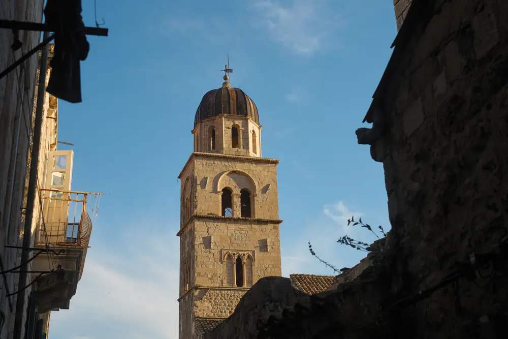 2026-06-15_dubrovnik_bell-tower-from-alley_dsc07793.jpg