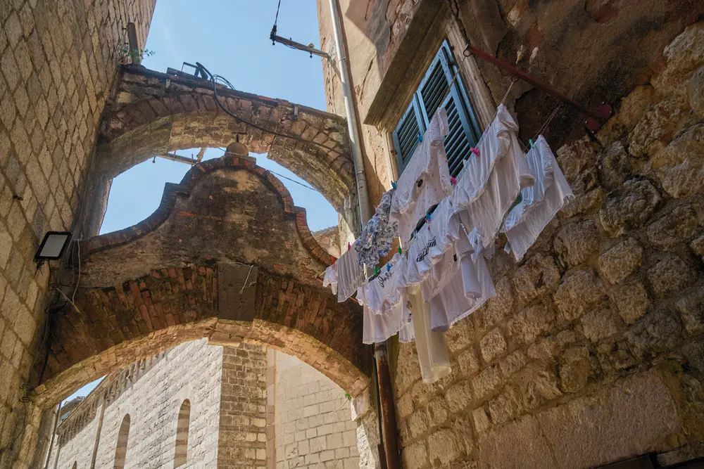 2026-06-11_kotor_laundry-under-arch_dsc05574.jpg