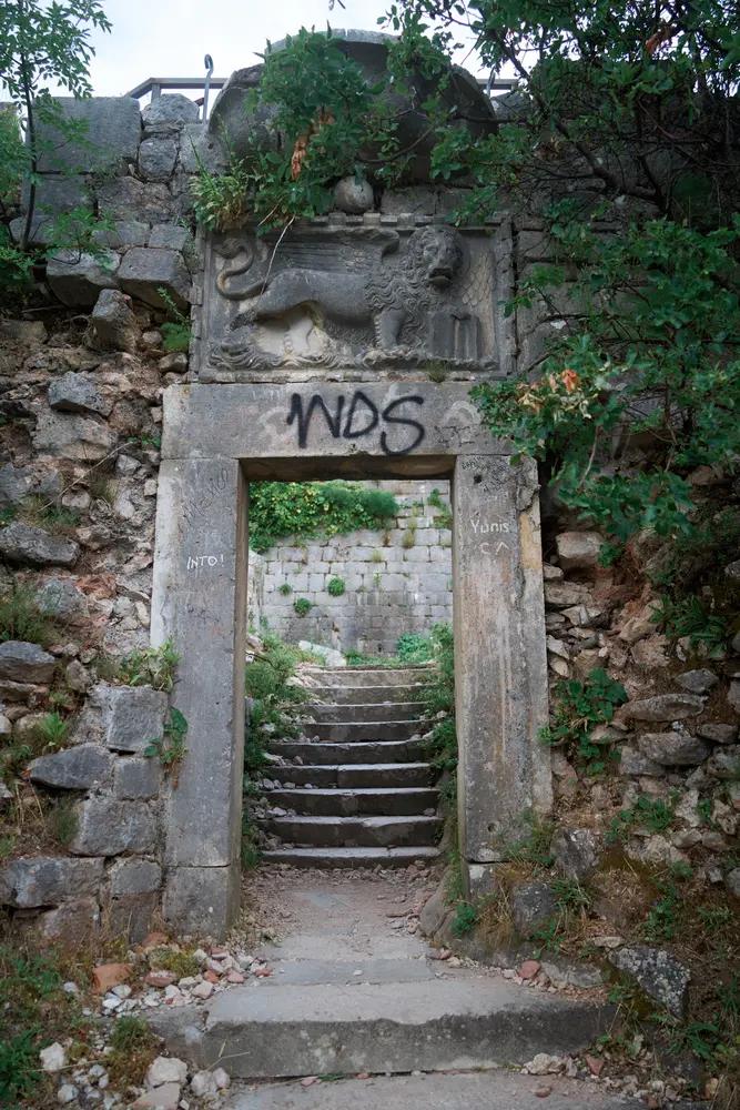2026-06-11_kotor_ruined-doorway-steps_dsc05786.jpg