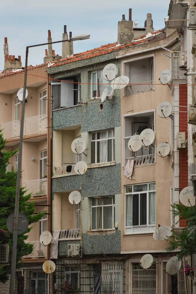 2026-06-09_istanbul_apartment-block-satellite-dishes_dsc04753.jpg