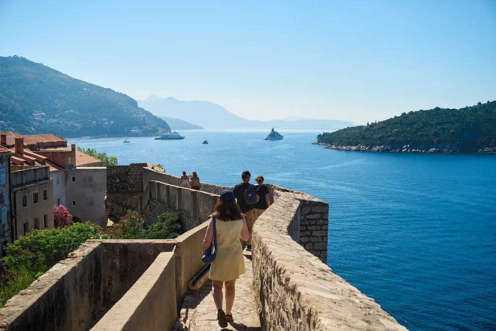 2026-06-10_dubrovnik_walkers-on-city-walls_dsc05030.jpg