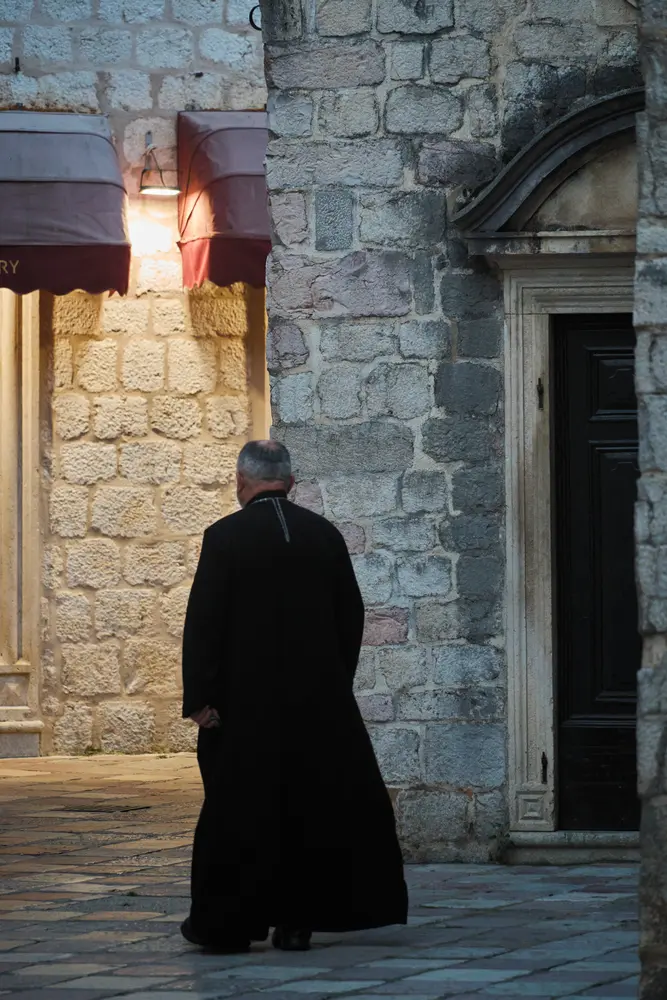 2026-06-12_kotor_priest-crossing-the-square_dsc06456.jpg