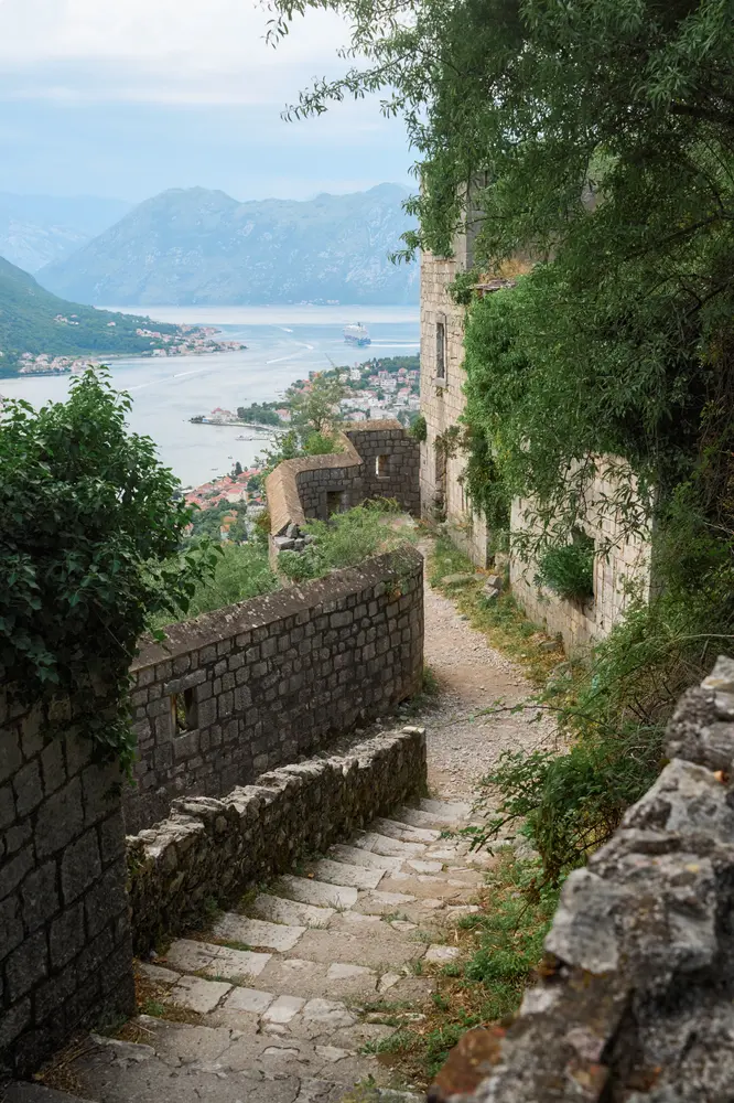 2026-06-11_kotor_wall-path-above-bay_dsc05759.jpg
