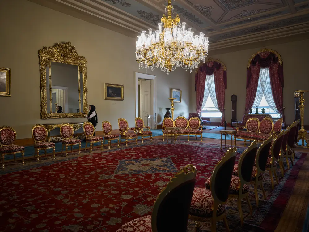 2026-06-06_istanbul_red-velvet-chairs-gilt-mirror-hall_img_2632.jpg