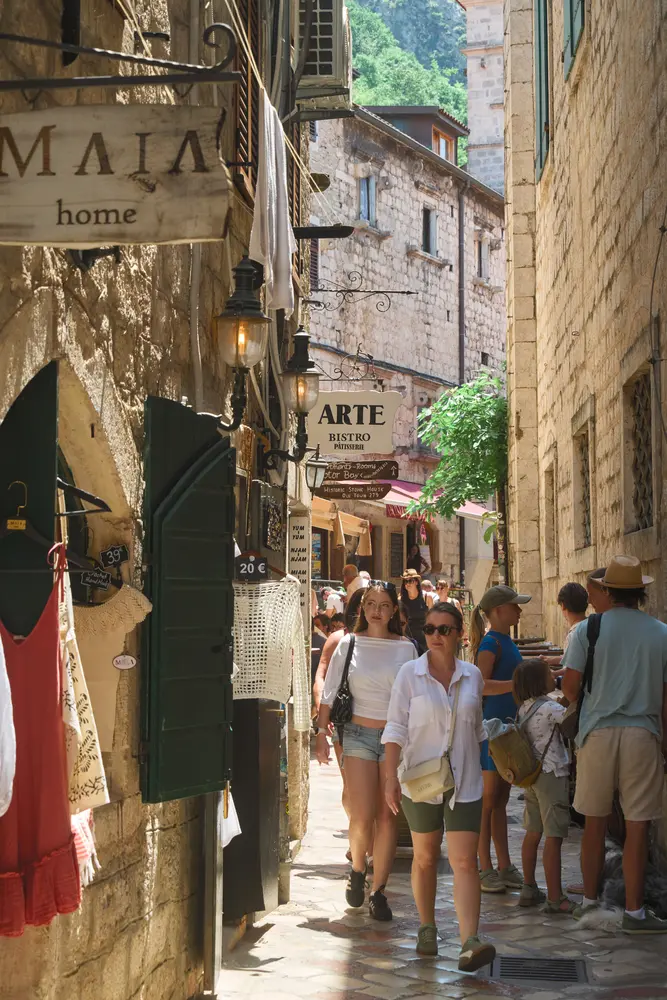2026-06-11_kotor_stone-alley-shops_dsc05451.jpg