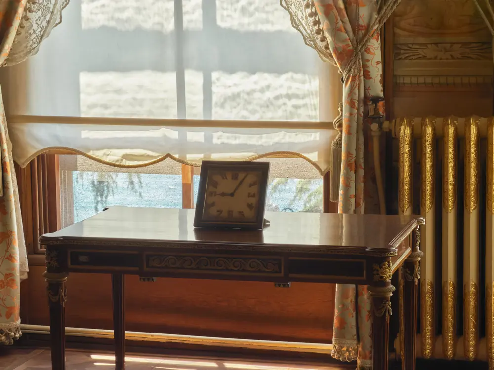 2026-06-06_istanbul_antique-clock-on-writing-desk_img_2610.jpg