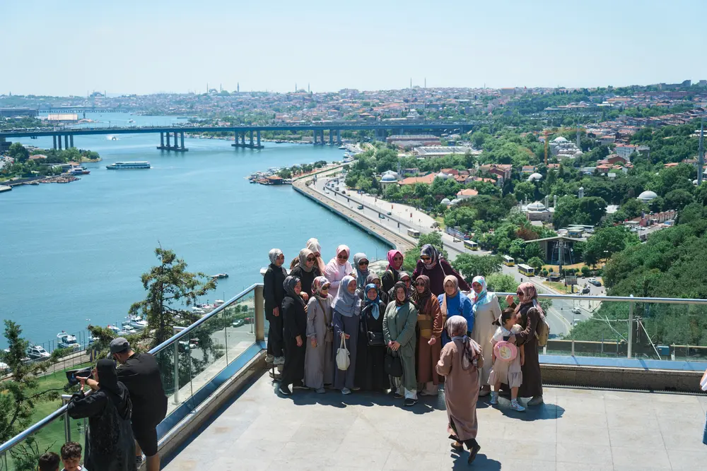 2026-06-08_istanbul_golden-horn-viewpoint-crowd_dsc04375.jpg