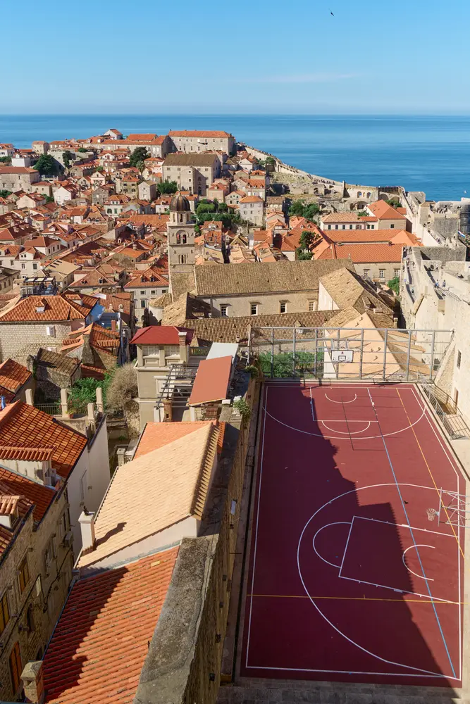 2026-06-10_dubrovnik_rooftop-basketball-court_dsc04935.jpg